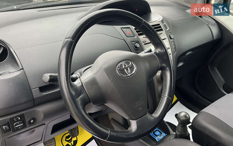 Хетчбек Toyota Yaris 2011 в Мукачевому