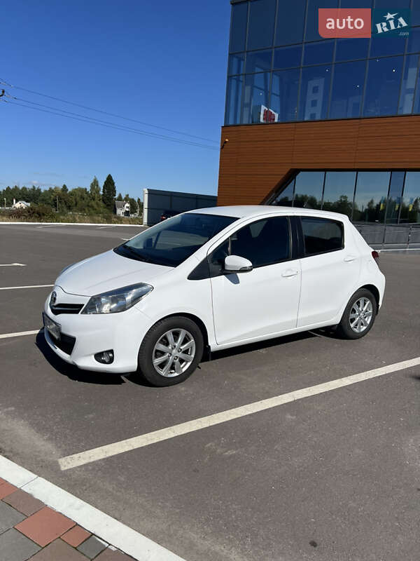 Хэтчбек Toyota Yaris 2014 в Львове фото Хэтчбек Toyota Yaris 2014 в Львове