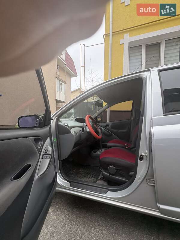 Хэтчбек Toyota Yaris 2002 в Ирпене