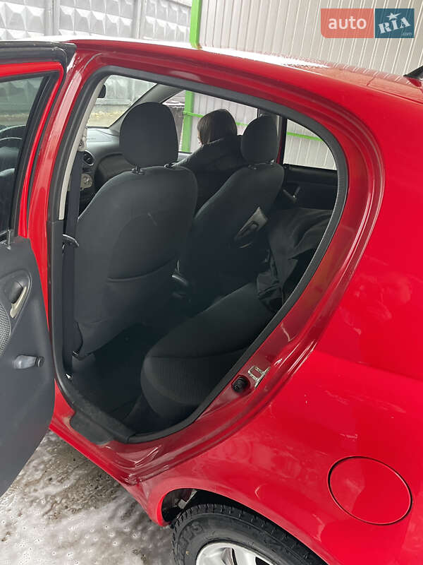 Хэтчбек Toyota Yaris 2004 в Киеве