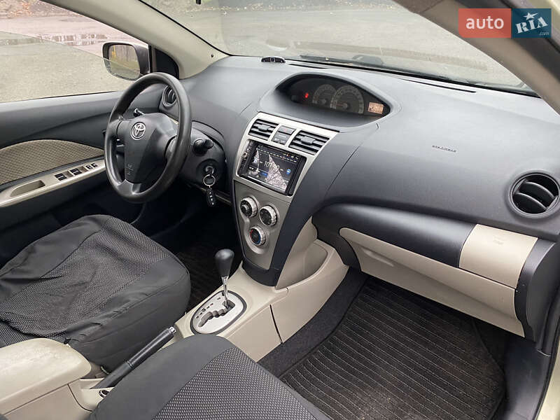 Седан Toyota Yaris 2007 в Киеве