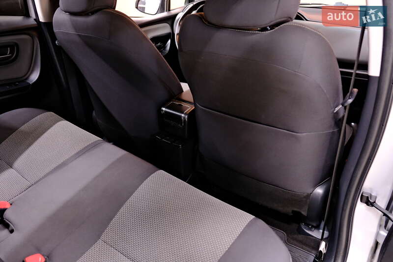 Хэтчбек Toyota Yaris 2015 в Одессе