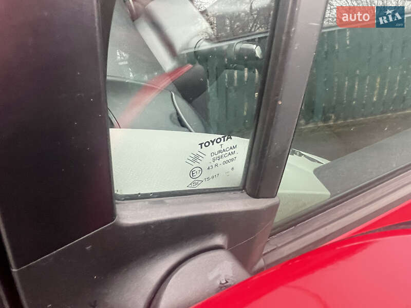 Хэтчбек Toyota Yaris 2006 в Киеве