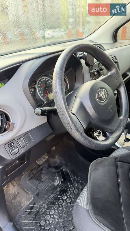 Хетчбек Toyota Yaris 2016 в Києві