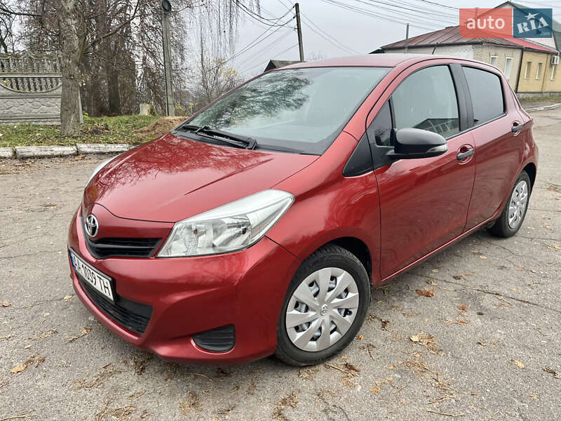 Хетчбек Toyota Yaris 2013 в Путивлі