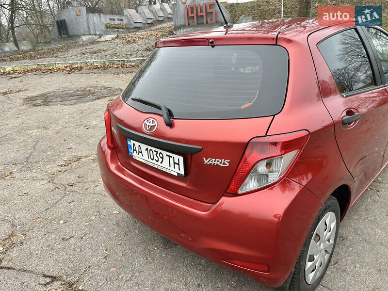 Хетчбек Toyota Yaris 2013 в Путивлі