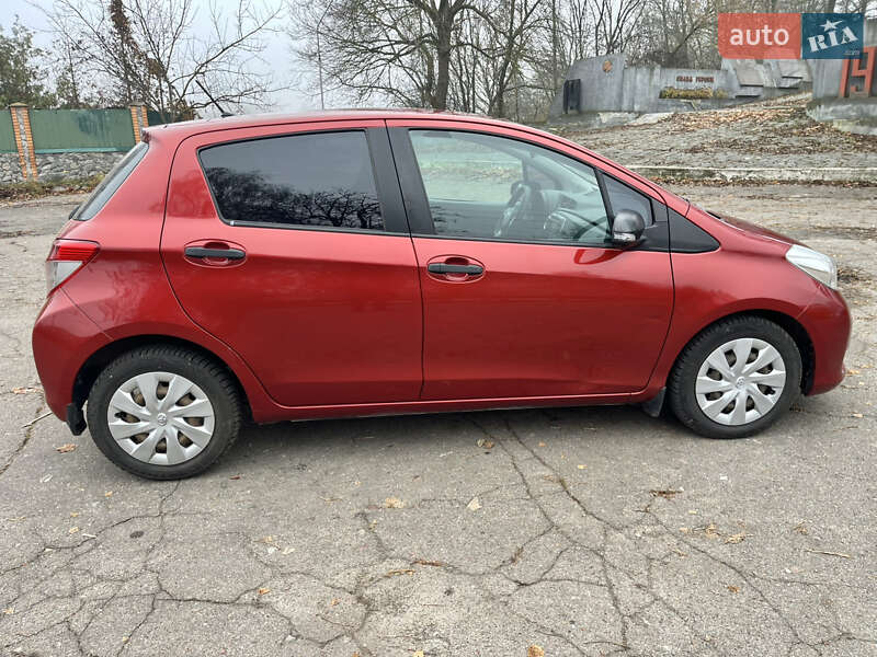Хетчбек Toyota Yaris 2013 в Путивлі