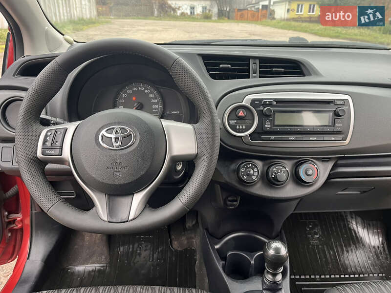 Хетчбек Toyota Yaris 2013 в Путивлі