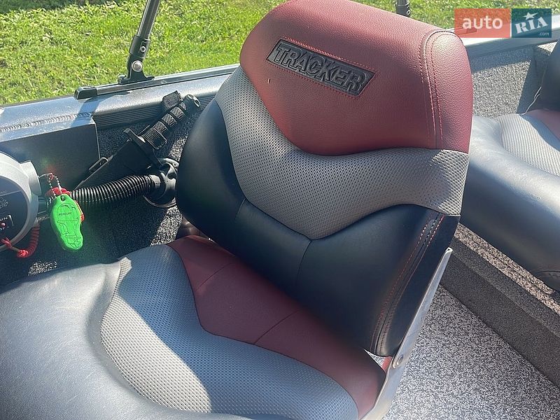 Катер Tracker Bass 2004 в Кам'янець-Подільському