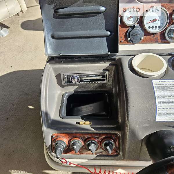 Лодка Tracker Party Barge 2007 в Киеве