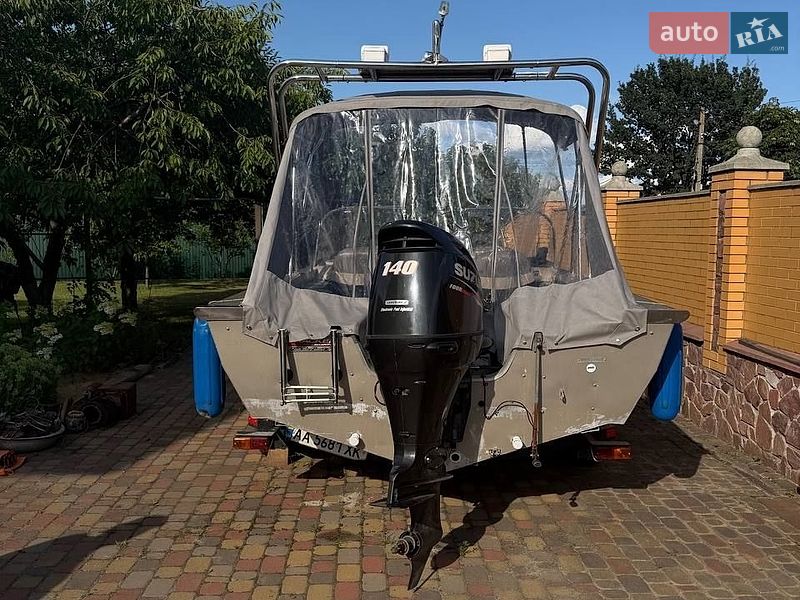 Катер Tracker Targa 2001 в Старых Петровцах