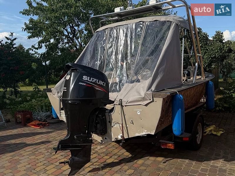 Катер Tracker Targa 2001 в Старых Петровцах