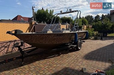 Катер Tracker Targa 2001 в Старых Петровцах