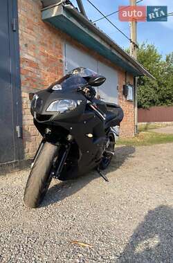 Спортбайк Triumph Daytona 2004 в 