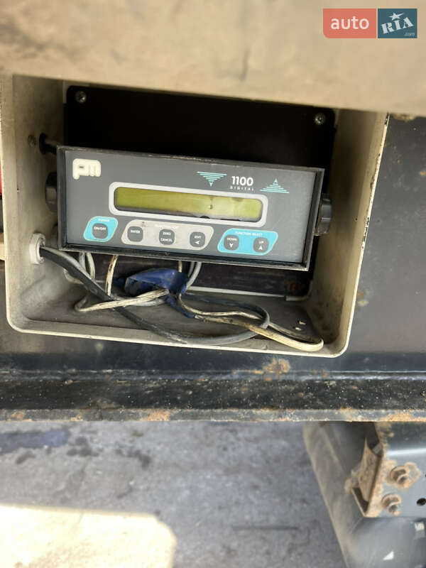 Зерновоз - напівпричіп United Trailers 6017 2008 в Золочеві