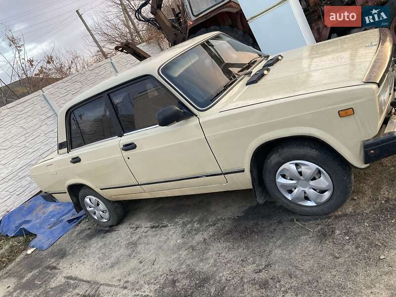 Седан ВАЗ / Lada 2105 1983 в Умани