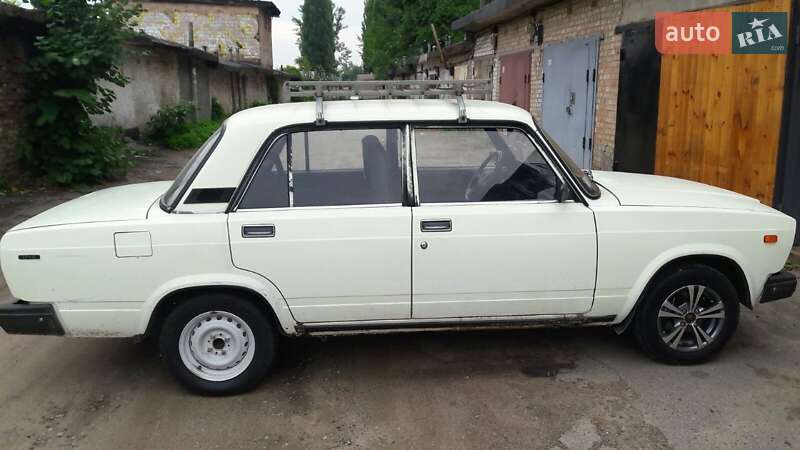 Седан ВАЗ / Lada 2107 1998 в Киеве