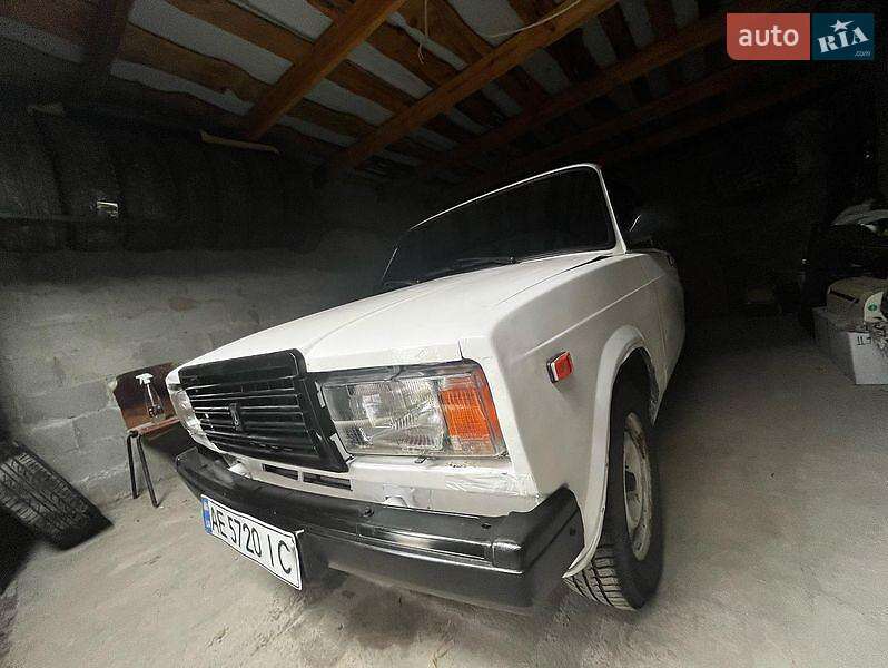 Седан ВАЗ / Lada 2107 1990 в Днепре