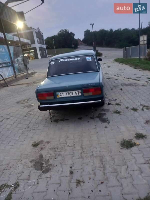 Седан ВАЗ / Lada 2107 2004 в Сторожинці