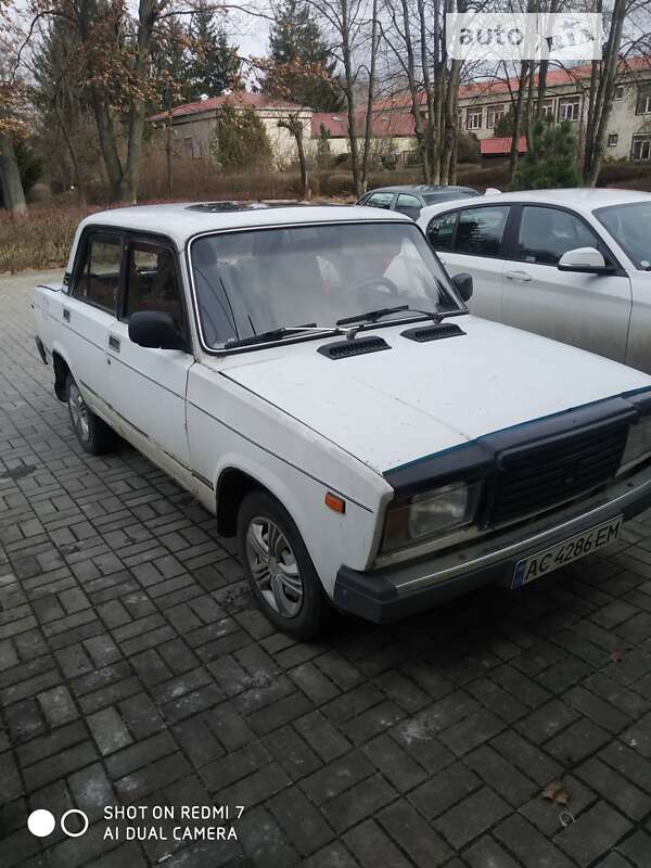 Седан ВАЗ / Lada 2107 1990 в Луцке