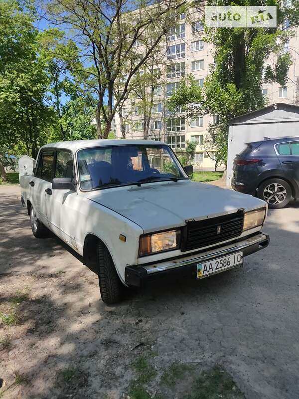 Седан ВАЗ / Lada 2107 1990 в Киеве
