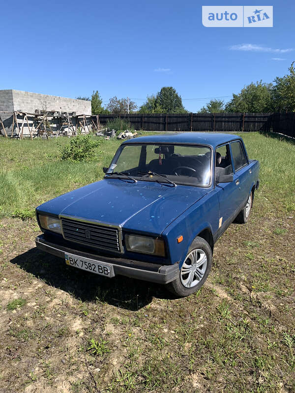 Седан ВАЗ / Lada 2107 2004 в Ровно