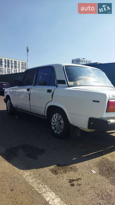 Седан ВАЗ / Lada 2107 2004 в Киеве