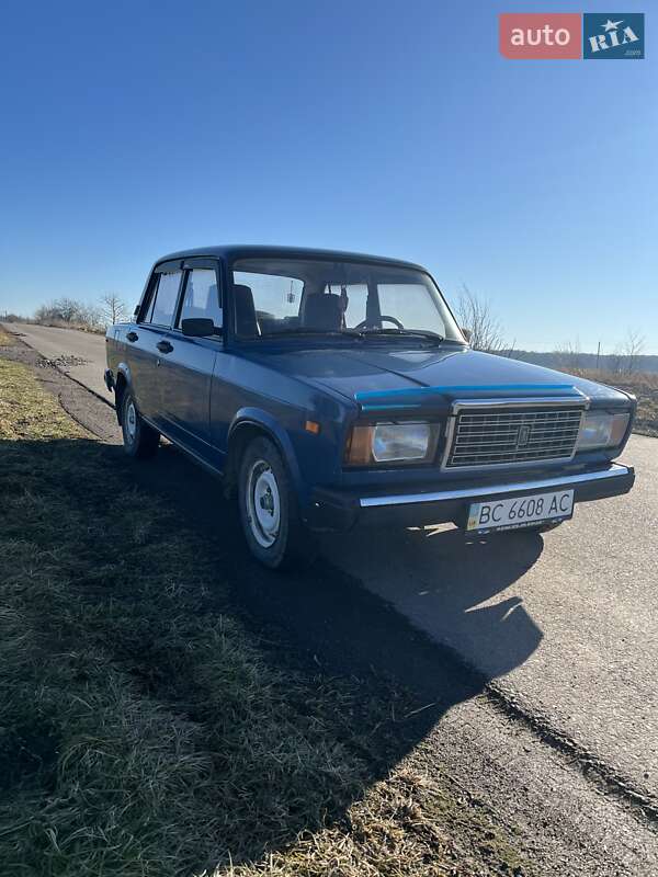 Седан ВАЗ 2107 2004 в 