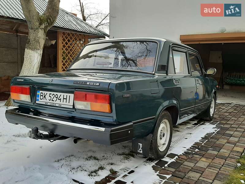 Седан ВАЗ / Lada 2107 2004 в Ровно