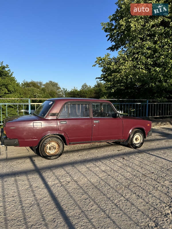 Седан ВАЗ / Lada 2107 2004 в Николаеве