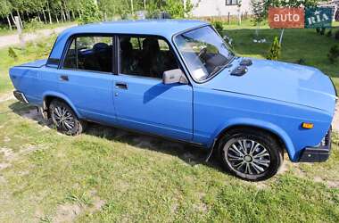 Седан ВАЗ 2107 2004 в Сарнах