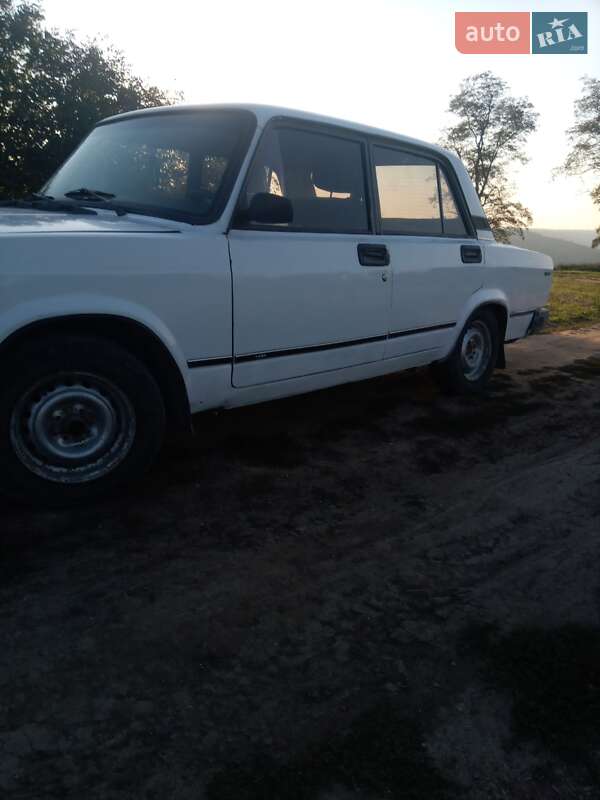 Седан ВАЗ / Lada 2107 1992 в Могилев-Подольске