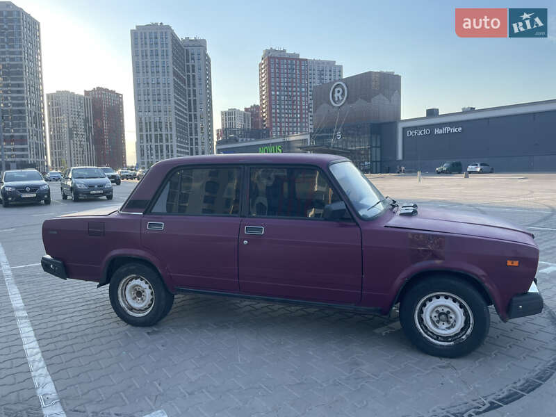 Седан ВАЗ / Lada 2107 2002 в Киеве