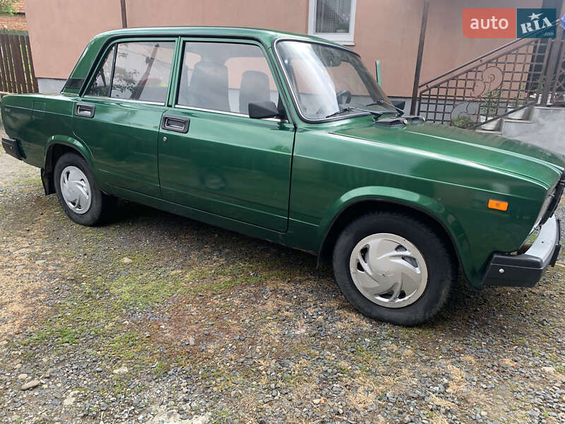 Седан ВАЗ / Lada 2107 2004 в Сваляве
