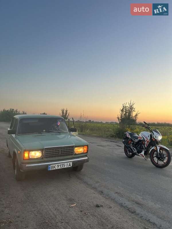 Седан ВАЗ / Lada 2107 1989 в Ровно