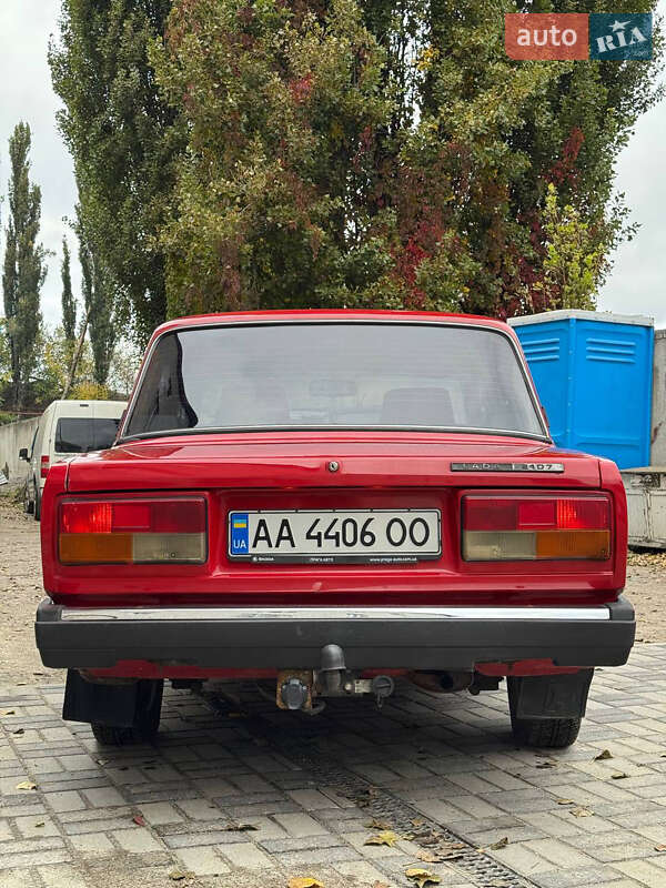 Седан ВАЗ / Lada 2107 1993 в Киеве
