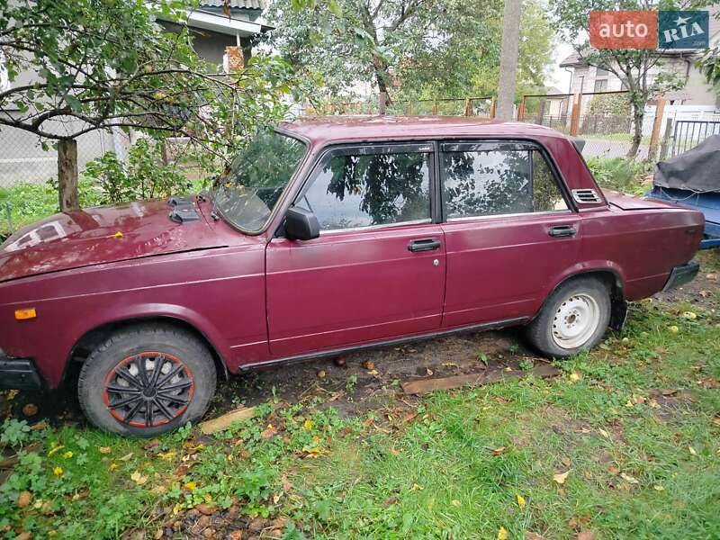 Седан ВАЗ / Lada 2107 1999 в Шумске