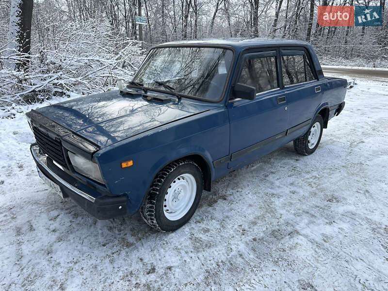 Седан ВАЗ / Lada 2107 2004 в Сторожинце