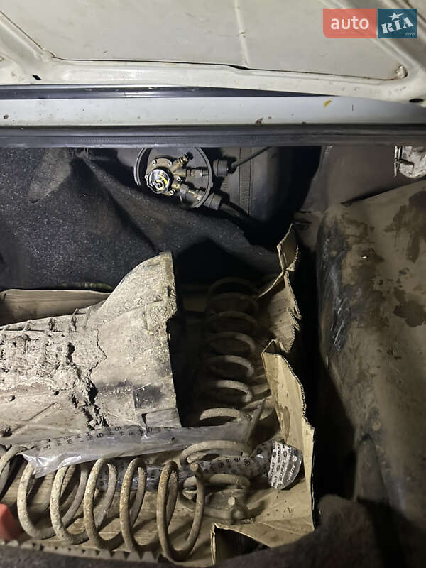 Седан ВАЗ / Lada 2107 1999 в Киеве