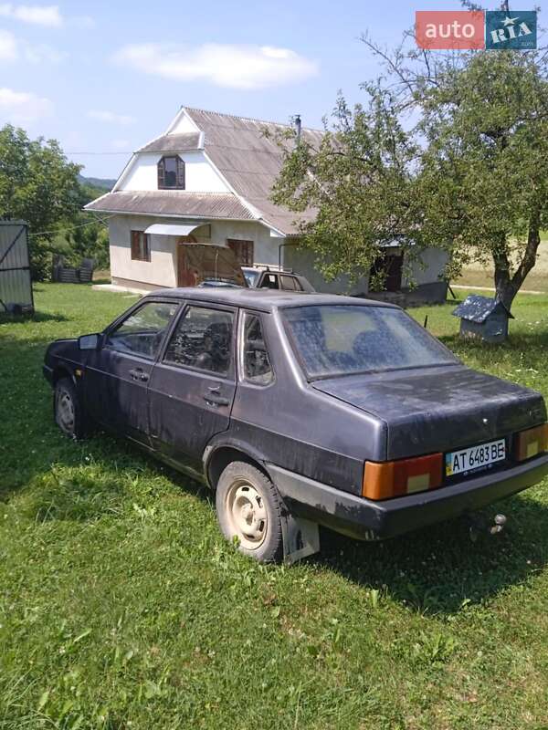Седан ВАЗ / Lada 21099 2001 в Косове
