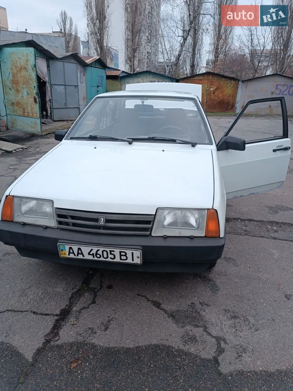 Авто володію з 2007 р (з розбігу 170 км) авто не варилось, пробіг реальний,салон  торпеда у відмінному стані (сідушки були в чохлах ,їх віддам),радіатори ,тремблер, ремені , ролік замінені, по кузову не крива зазори рівнесенькі, фарбовані  тільки ліві двері та ліве передне клило ,передні двері  та пороги під заміну ( на олх в кольорі за 1500-200грн), окремо є заводські пороги(1994 року)  мотор: замінені шатуні вкладиши на нульові ,також кільця прокладка гбц та багато іншого , мотор масла не бере., все скло ціле, аккумулятора  нема, коробка та щеплення справні, полуосі не стукають ,  гарна зимова гума  , два набора ключів .Кому треба не заколхожене авто під першу сварку по порогам  - дзвоніть ,машина на мені тільки переоформлення , повідомлення не завжди є можливість читати