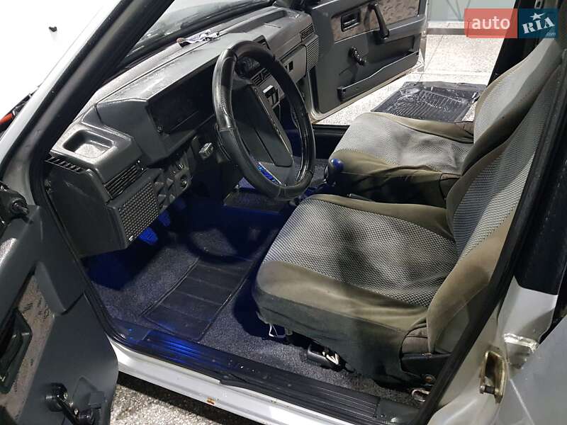 Хетчбек ВАЗ / Lada 2109 2003 в Чернівцях