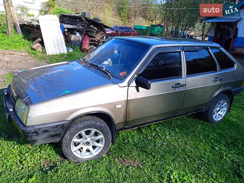 Хэтчбек ВАЗ / Lada 2109 2002 в Вижнице