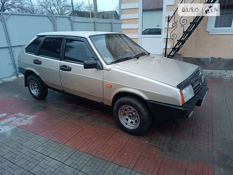 Хэтчбек ВАЗ / Lada 2109 2001 в Новомиргороде