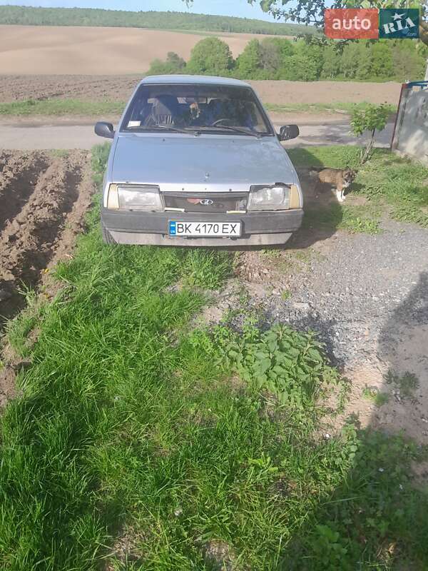 Хэтчбек ВАЗ / Lada 2109 2001 в Остроге