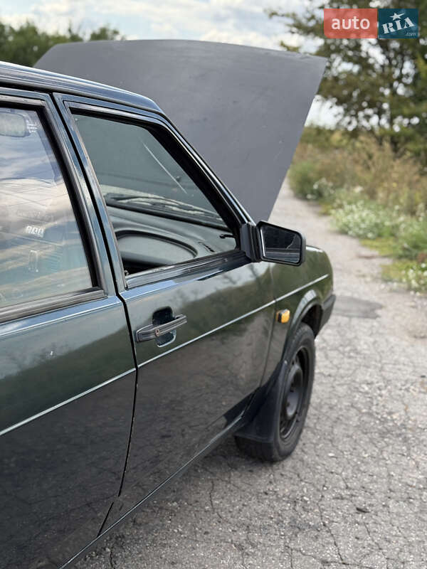 Хэтчбек ВАЗ / Lada 2109 2004 в Александровке