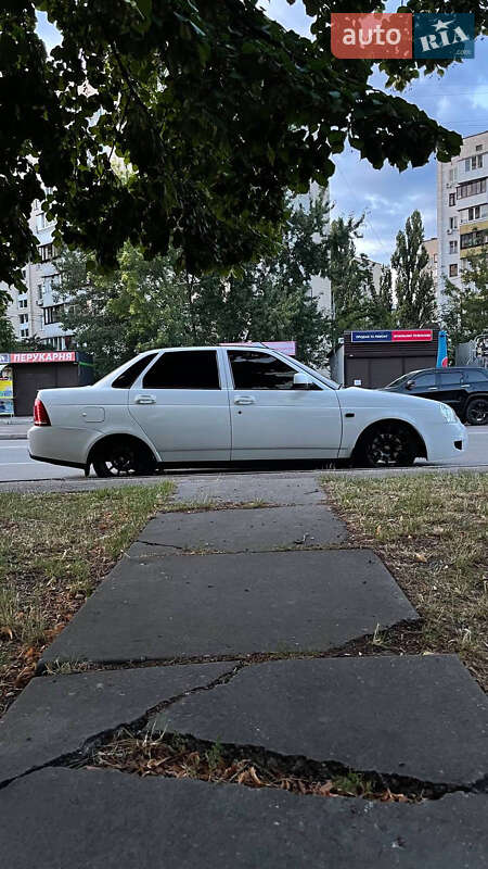 Седан ВАЗ / Lada 2170 Priora 2013 в Киеве