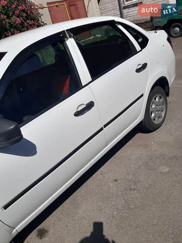 Седан ВАЗ / Lada 2190 Granta 2015 в Остроге