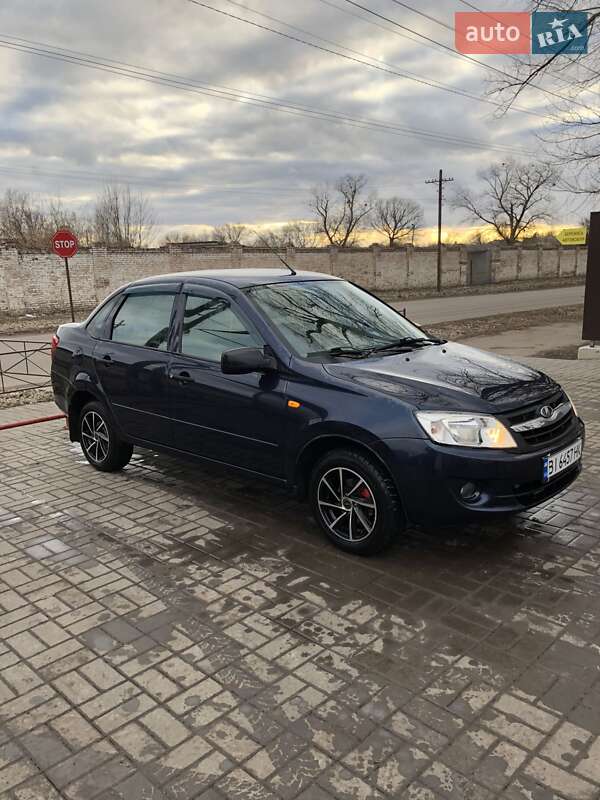 Седан ВАЗ 2190 Granta 2013 в 