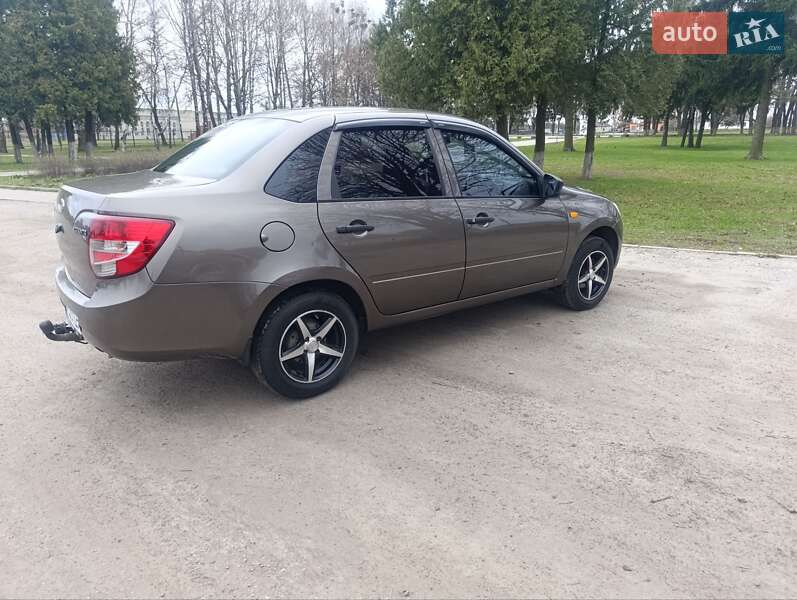 Седан ВАЗ 2190 Granta 2014 в 